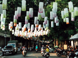 Phố Phùng Hưng treo đèn lồng đón Trung thu1